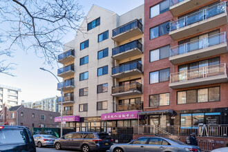 Great Stone Tower in Rego Park, NY - Foto de edificio - Building Photo