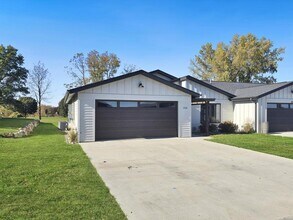 1558 Blaine's Wy in Spirit Lake, IA - Building Photo - Building Photo