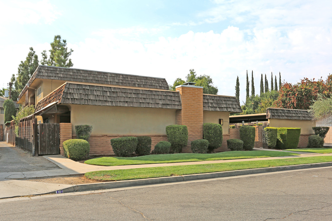 6075 N Poplar Ave in Fresno, CA - Building Photo