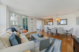 345 N LaSalle St in Chicago, IL - Building Photo - Building Photo