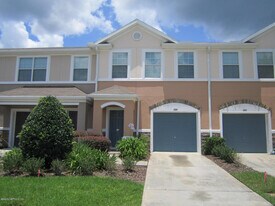 584 Crystal Way in Orange Park, FL - Building Photo