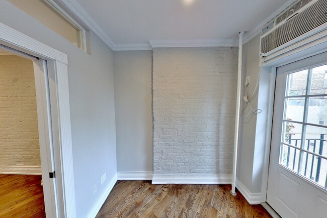 279 E 10th St