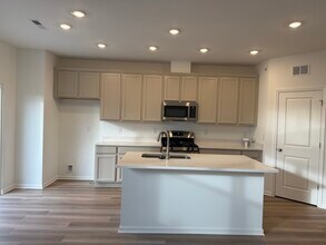 302 Kingsport Dr in South Elgin, IL - Building Photo - Building Photo