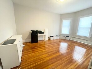 158 Boston St, Unit 3 in Boston, MA - Foto de edificio - Building Photo
