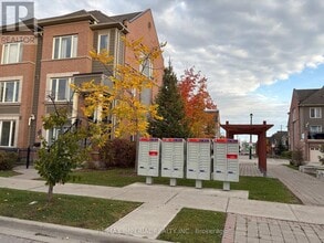 173 Lewis Honey Dr in Aurora, ON - Building Photo - Building Photo