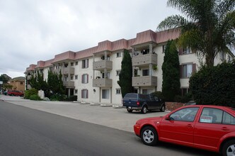 Diamond Pacific Luxury Apartments in San Diego, CA - Foto de edificio - Building Photo
