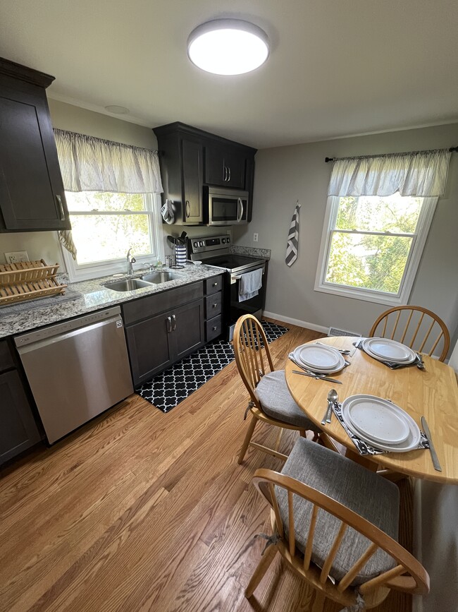 32 Pine Grove Ave in Asheville, NC - Foto de edificio - Building Photo