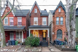 40 Grant St in Toronto, ON - Building Photo