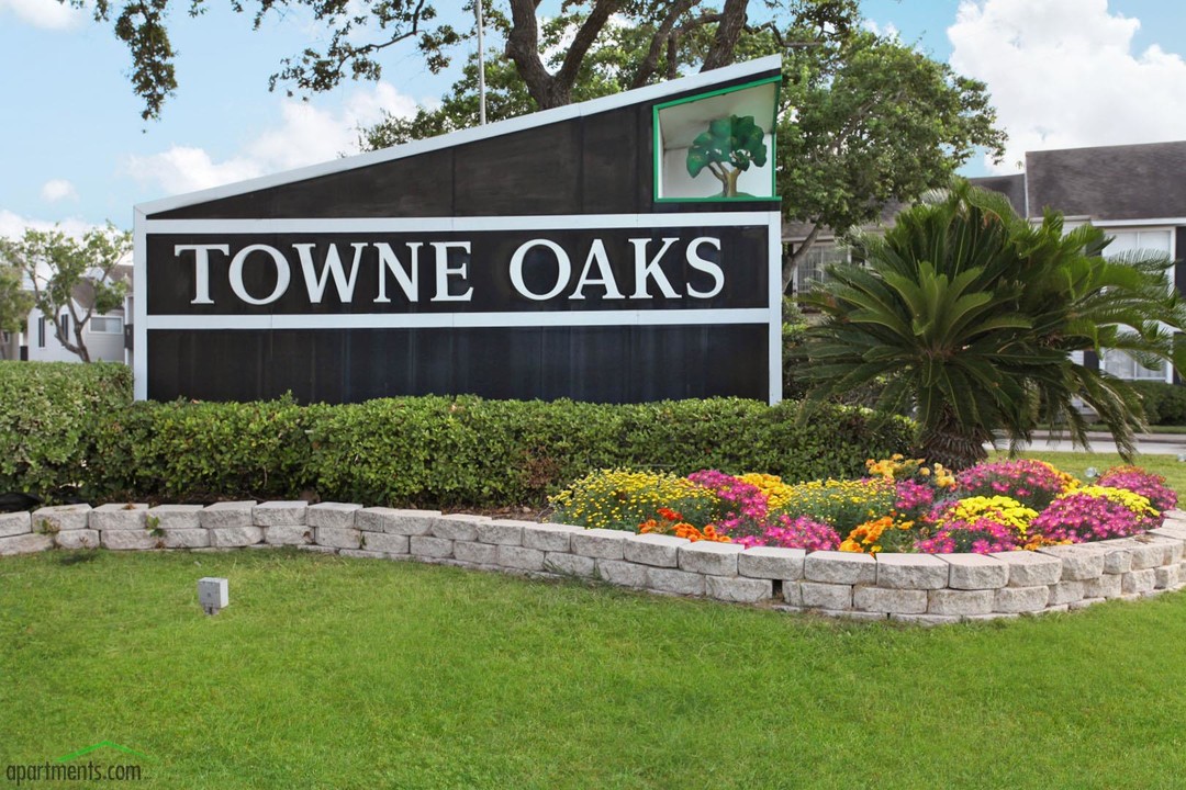 Towne Oaks in Corpus Christi, TX - Building Photo