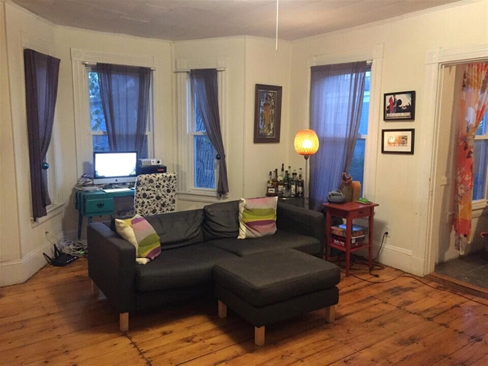 24 Tufts St, Unit 2 in Cambridge, MA - Building Photo