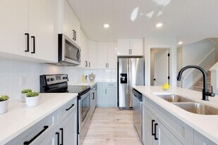 6407-6177 177 Ave in Edmonton, AB - Building Photo