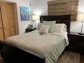 5850 SW 33rd St in Miami, FL - Building Photo - Building Photo