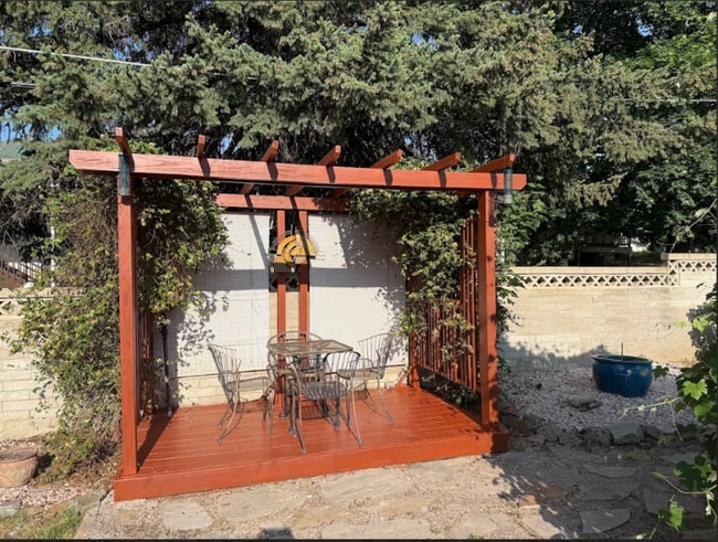 2759 S 2445 E in Cottonwood Heights, UT - Foto de edificio - Building Photo