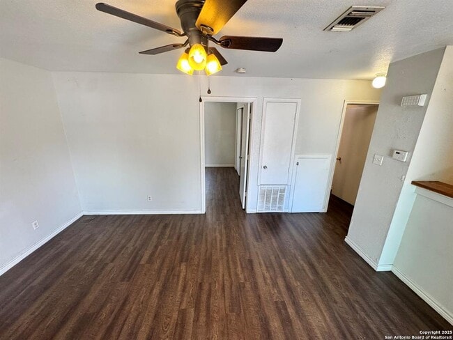 830 W Hutchins Pl in San Antonio, TX - Building Photo - Building Photo