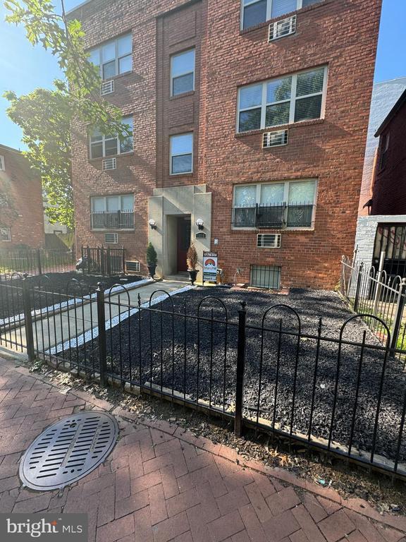 1010 P St NW in Washington, DC - Building Photo - Building Photo