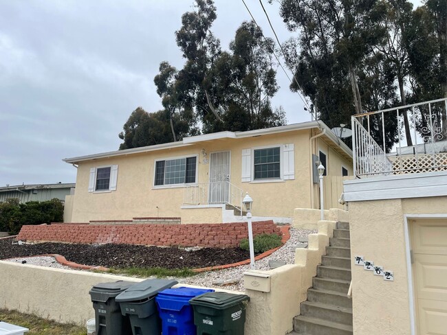 7262 Stanford Ave in La Mesa, CA - Foto de edificio - Building Photo