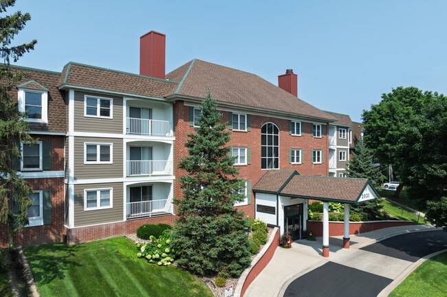 Edgerton Manor in Maplewood, MN - Foto de edificio - Building Photo