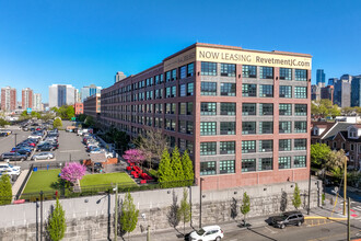 Revetment House in Jersey City, NJ - Foto de edificio - Building Photo