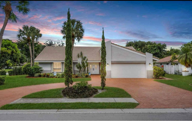 10124 Ramblewood Dr in Coral Springs, FL - Building Photo