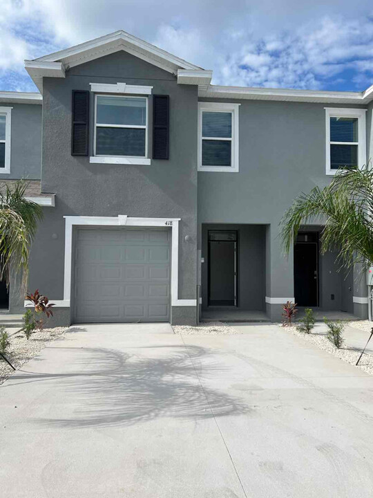 418 Mangrove Shade Cir in Apollo Beach, FL - Building Photo