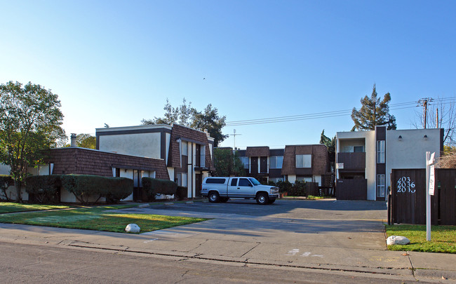 2030 20th Ave in Sacramento, CA - Foto de edificio - Building Photo