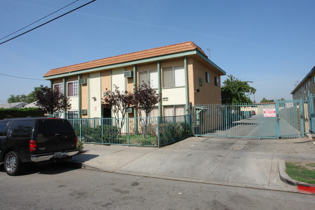 8935 Langdon Ave in San Fernando, CA - Building Photo