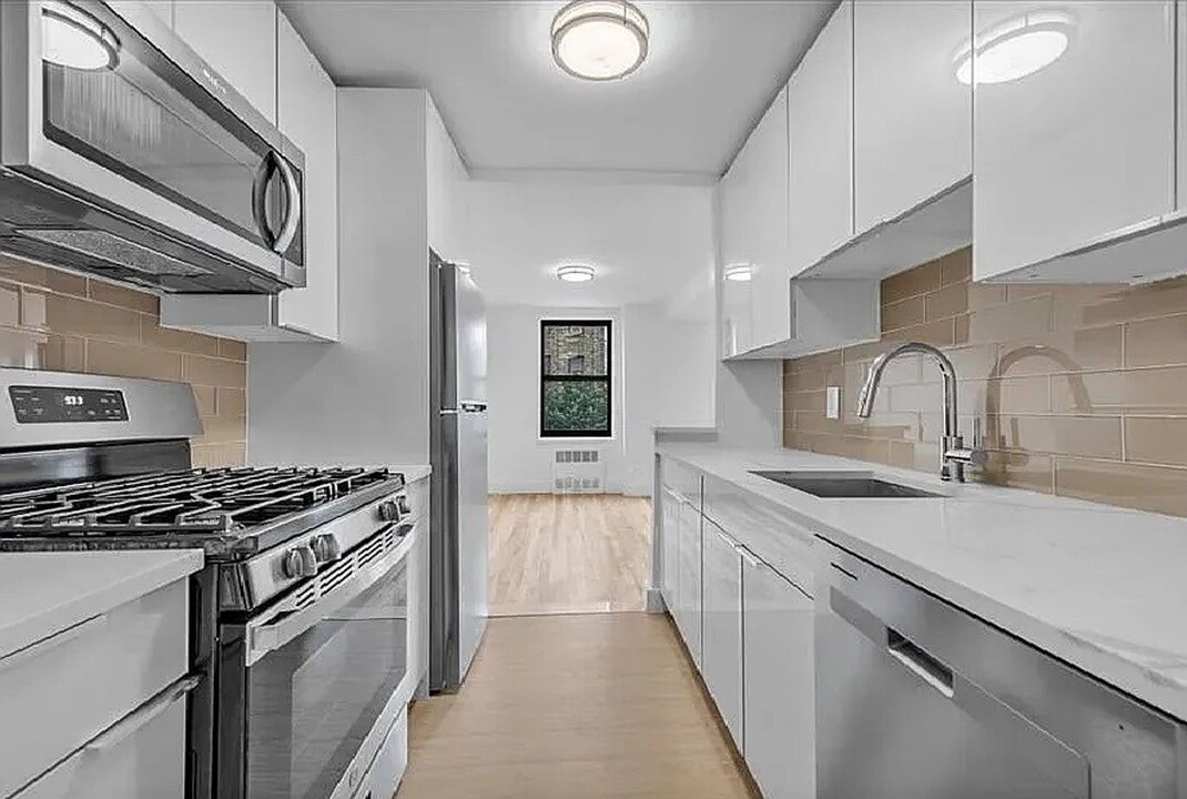 425 E 26th St in Brooklyn, NY - Building Photo