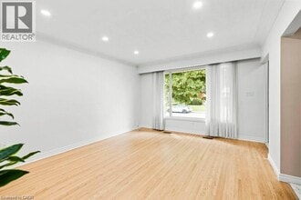 25 Greeningdon Dr in Hamilton, ON - Building Photo - Building Photo
