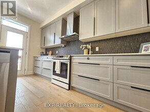 33 John Dallimore Dr in Georgina, ON - Building Photo - Building Photo