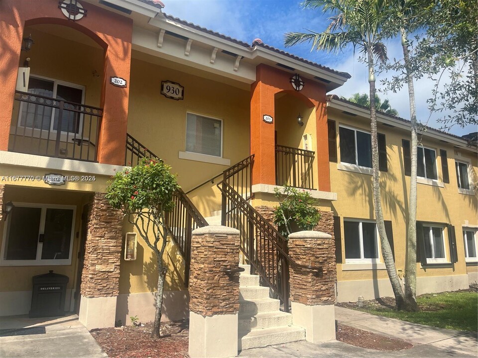 930 NE 33rd Terrace in Homestead, FL - Foto de edificio