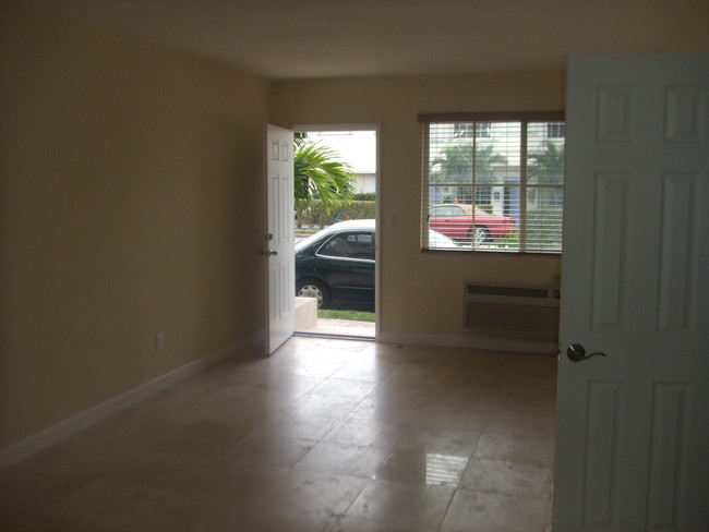 750-752 NE 128th St in North Miami, FL - Building Photo - Building Photo