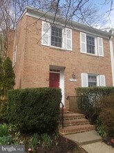 7625 Tiverton Dr in West Springfield, VA - Building Photo - Building Photo