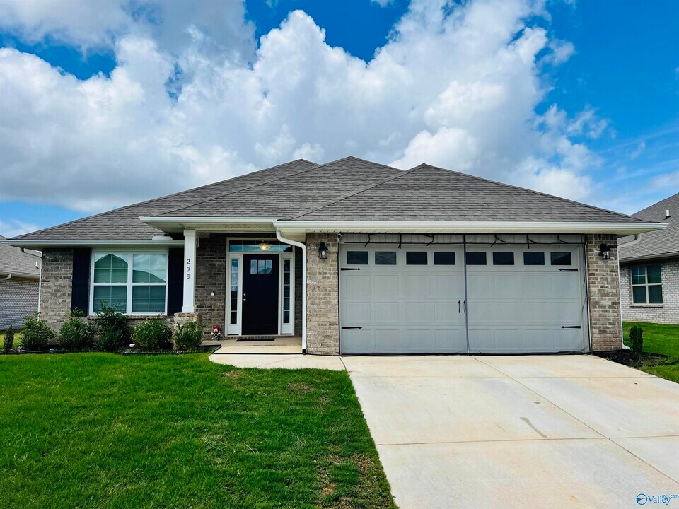 208 Gwinnett Dr in Madison, AL - Building Photo