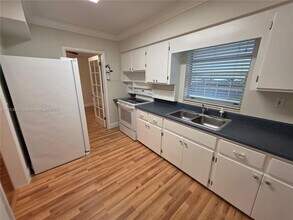 3915 SW 60th Ave in Miami, FL - Building Photo - Building Photo