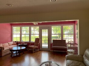 7353 Phillips St in Sarasota, FL - Foto de edificio - Building Photo