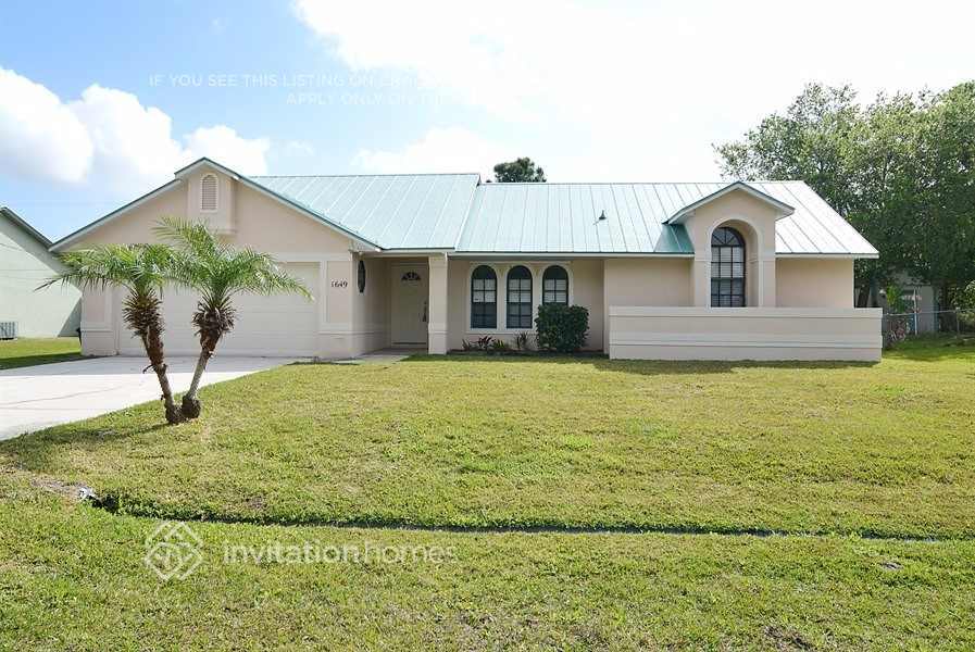 1649 SE Lorraine St in Port St. Lucie, FL - Foto de edificio