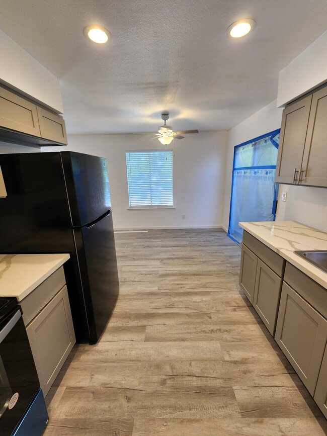 830 N Ferger Ave, Unit 101 in Fresno, CA - Foto de edificio - Building Photo