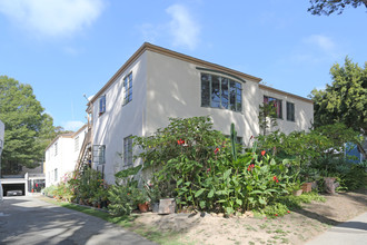 571 Levering Ave in Los Angeles, CA - Building Photo - Building Photo