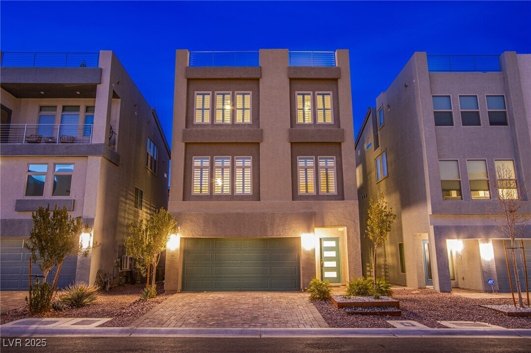 8040 Haywood Estate Ave in Las Vegas, NV - Building Photo