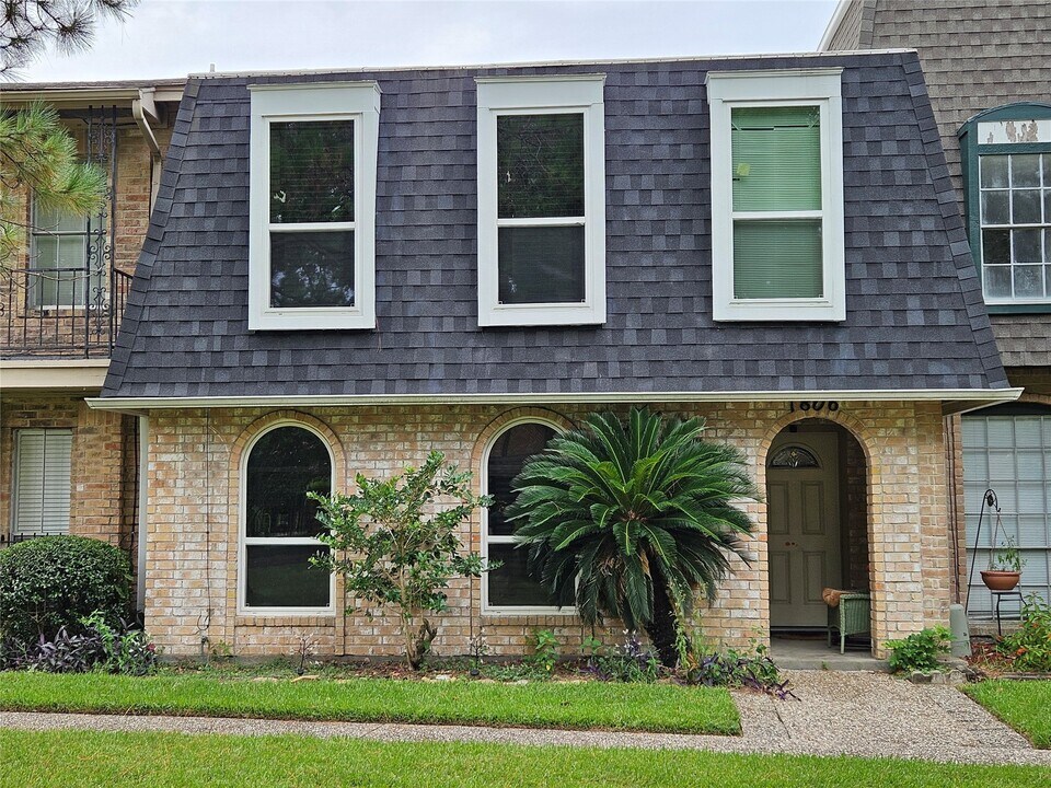 1806 Saxony Ln in Houston, TX - Foto de edificio