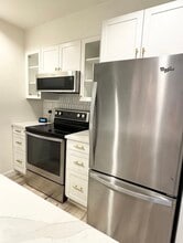 3711 Holland Ave, Unit 104 in Dallas, TX - Foto de edificio - Building Photo