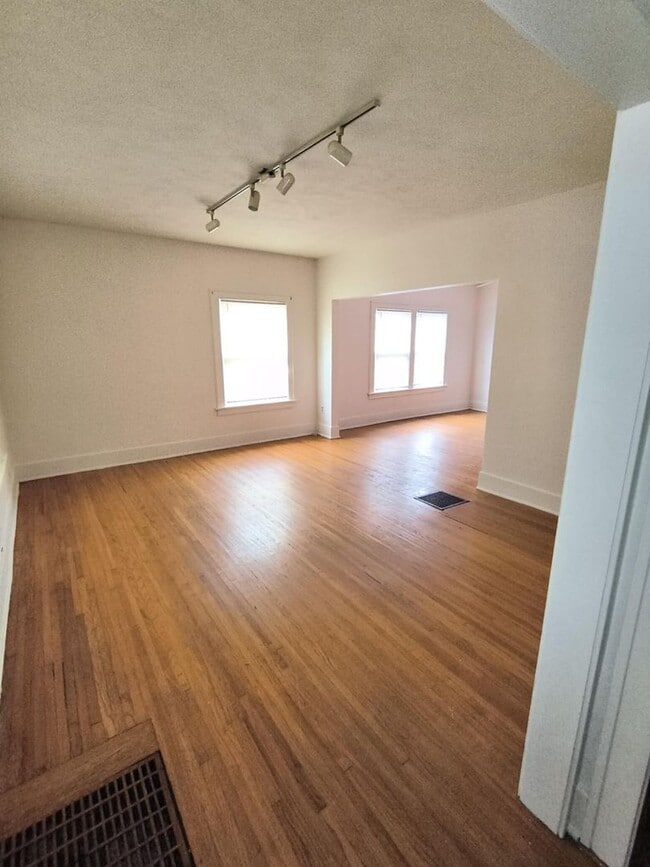 property at 1415 Kenyon Dr