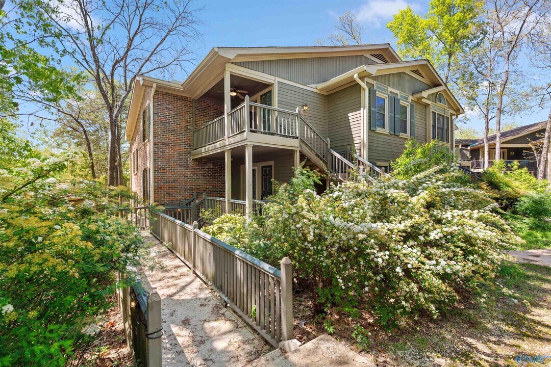 2058 Woodlawn Dr SW in Huntsville, AL - Building Photo