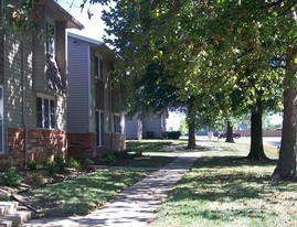 Pine Manor in Ottawa, KS - Building Photo