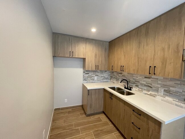 20301 Cohasset St, Unit 5 in Los Angeles, CA - Foto de edificio - Building Photo