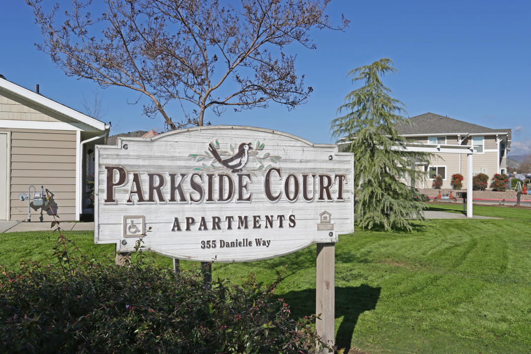 Parkside Court Apartments in Woodlake, CA - Building Photo