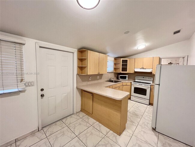 1674 NE 174th St-Unit -REAR in North Miami Beach, FL - Building Photo - Building Photo