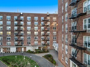 54-44 Little Neck Pkwy in Queens, NY - Foto de edificio - Building Photo