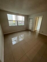 752 Executive Center Dr in West Palm Beach, FL - Building Photo - Building Photo