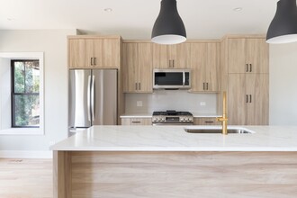 2457 W Logan Blvd, Unit 1 in Chicago, IL - Building Photo - Building Photo